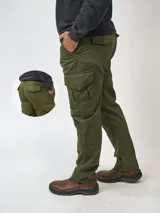 Pantalón cargo color beige, corte recto, confeccionado en 100% algodón. Cuenta con bolsillos laterales y bolsillos plastrón con botón y solapa a media pierna. Trasera con bolsillos ojal con botón y solapa.