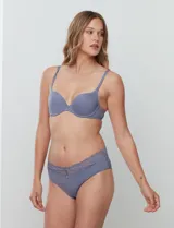 Panty brief color gris, de lycra y encaje, marca Montelle. Modelo alto a la cadera.