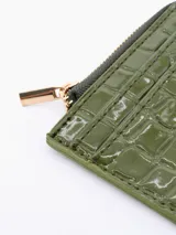 Billetera compacta de color negro con acabado brillante y textura tipo cocodrilo. Cuenta con cierre superior metálico y ranuras para tarjetas en el frente.