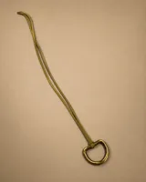 Gargantilla tipo choker de color verde militar, confeccionada con tira de cuero gamuzado y argolla metálica dorada envejecida con diseño en forma de D.