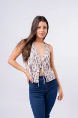 Chaleco con estampado abstracto en tonos marrones y beige, con escote en V y cierre frontal con lazos.