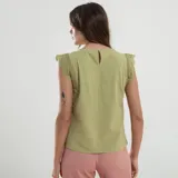 Blusa verde claro con mangas cortas con detalle de encaje.