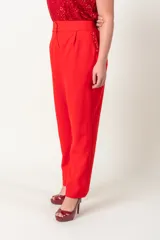 Pantalón fucsia de crepe con bolsillos laterales con detalle de paillettes.