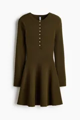 Vestido corto de punto acanalado color verde militar, con escote redondo, cierre frontal parcial con botones, manga larga, cuerpo entallado y falda evasé con vuelo.