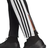 Pantalón de entrenamiento Adidas Squadra 21 para hombre, color negro con tres rayas blancas a los costados. Confeccionado con tejido absorbente AEROREADY y materiales reciclados.