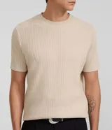Remera slim de punto acanalado color beige, con cuello redondo y manga corta, de corte ajustado y diseño texturizado.