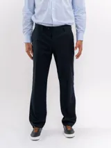 Pantalón de vestir de corte recto, color azul marino, con cierre de cremallera y botón, y bolsillos laterales.