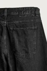 Jeans balloon fit de corte relajado y tiro medio, confeccionados en denim de algodón con efecto lavado y diseño clásico de cinco bolsillos.