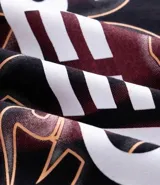 Remera de corte oversized confeccionada en algodón, con cuello redondo en contraste. Presenta un estampado frontal con motivos tribales y lettering con la palabra Speed.