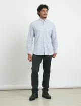 Camisa de tejido Oxford con elastano, manga larga, cuello button-down y bolsillo frontal. Presenta botones al tono.