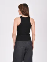 Musculosa negra de diseño básico, con escote redondo y corte al cuerpo.