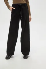 Pantalon de corte recto y tiro alto, confeccionado en poliester, con cintura elastizada, cordón de ajuste y bolsillos laterales.