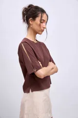 Remera de manga corta, color marrón oscuro, con cuello redondo y corte recto.