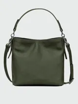 Cartera crossbody pequeña de cuero negro, con diseño estructurado, solapa frontal con detalle de logo grabado y correa ajustable.