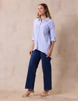 Camisa celeste de lino marca Cable & Gauge, con cuello con solapa, abertura central con botones, bolsillos delanteros, mangas largas regulables con presilla y botón, y largo de espalda mayor al delantero.