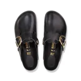 Zueco Boston BB Lena de cuero negro con hebilla dorada grande y suela de corcho.