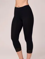Capri de la línea BodyBliss, confeccionado en tejido seamless con alta elasticidad y suavidad. Presenta un diseño liso con detalle de puntilla en el ruedo, ideal para uso como prenda de descanso o base.