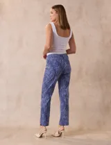 Pantalón de gabardina elastizada con estampado floral multicolor, pretina ancha elastizada y corte recto.