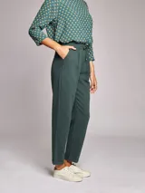 Pantalón de vestir verde oscuro, de corte recto, con cintura elástica ajustable con cordones, bolsillos laterales y ruedo con dobladillo.