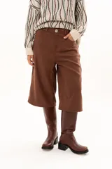 Bermuda de corte recto y tiro alto en color chocolate, con cierre frontal de botón y bolsillos laterales.