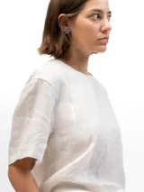 Camisa de lino blanca de mangas cortas y corte holgado.
