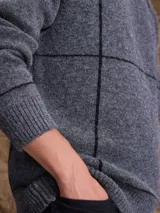 Sweater de cuello redondo confeccionado en mezcla de lana, con diseño de tejido de punto y sutiles líneas verticales en contraste.