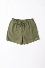 Short de baño de corte relajado en color gris azulado con efecto lavado. Cuenta con cintura elastizada con cordón ajustable, bolsillos laterales y una pequeña etiqueta decorativa en el ruedo.