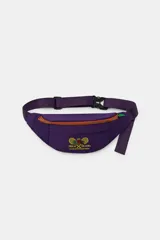 Riñonera violeta con detalles en naranja, perteneciente a la colección especial Fruit of the Loom x Zara. Cuenta con un compartimento principal y un bolsillo frontal con cierre de cremallera metálica, además de un bordado distintivo en la parte inferior. Incorpora un cinturón ajustable con cierre de clip de plástico negro.
