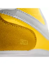 Championes deportivos Santa Barbara modelo Flair, en color amarillo con detalles en mostaza, plateado y blanco. Cuentan con cordones blancos, suela blanca y base de goma marrón.