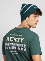 Gorro de lana verde oscuro con rayas horizontales celestes y logo bordado en el frente.