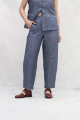 Mono color mostaza de lino, con breteles anchos en color blanco y corte holgado.