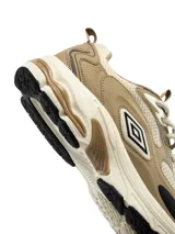 Championes deportivos Umbro modelo Iren para hombre, color negro con detalles en gris y suela de goma color camel.