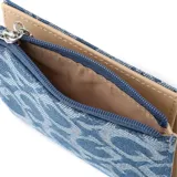 Billetera Guess de diseño compacto, confeccionada en tela denim con estampado monograma de la marca. Presenta cierre superior con cremallera y placa metálica triangular con el logo en el frente.