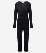 Pijama largo Lov de dos piezas color negro, confeccionado en tejido flame con viscosa y elastano. Incluye una blusa de manga larga con escote en V cruzado y un pantalón de corte recto con cintura elástica.