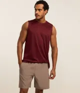 Bermuda deportiva gris con cintura elástica, cordón de ajuste, bolsillos con cremallera, recorte lateral con agujeritos y abertura en el bajo.