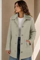 Campera de cuero babylamb color celeste, de corte recto y largo medio, con cuello de piel sintética y cierre frontal con botones.