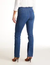 Jean de tiro alto con corte bootcut, ajustado en cadera y muslos con una sutil apertura desde la rodilla. Presenta diseño clásico de cinco bolsillos, cierre con botón y costuras en contraste. Su diseño posterior incluye costuras estratégicas para un efecto de realce en la silueta.
