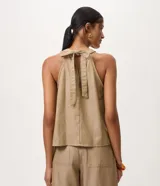 Blusa halter sin mangas confeccionada en mezcla de algodón, viscosa y lino, con cuello redondo fruncido y diseño fluido.