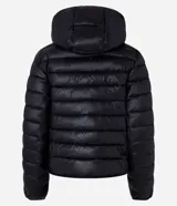 Campera puffer deportiva de mujer, confeccionada en tejido tecnológico ligero con relleno acolchado. Presenta capucha integrada, cierre frontal con cremallera y diseño de manga larga. La prenda destaca por su versatilidad, siendo capaz de transformarse en una pequeña cartera.