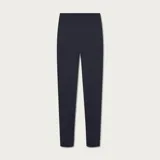 Calza deportiva de tiro alto, confeccionada en tejido acanalado de textura suave y elástica, con ajuste ceñido al cuerpo.