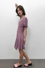 Sandalia de tacón tipo zueco con suela de madera oscura y plataforma, tira delantera ancha en material sintético rosa de efecto acharolado con tachas metálicas decorativas a los lados.