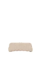 Bolso tipo clutch rectangular de diseño trenzado en color beige, con estructura rígida y cierre superior.