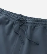 Pantalón deportivo masculino liso color negro, con ajuste elástico en la cintura y bolsillos laterales.