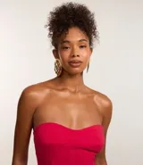 Blusa corsetada color fucsia, con escote strapless, confeccionada en bengalina con viscosa certificada, recortes delanteros y cierre en la espalda por cierre track contrastante.