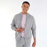 Campera con capucha de felpa color gris, de corte estándar, con cierre frontal completo y bolsillos estilo canguro.