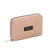 Billetera rectangular color beige con diseño acolchado de costuras geométricas y cierre perimetral. Incluye etiqueta frontal con el logo de la marca.
