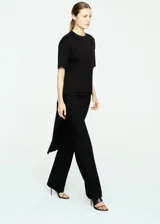 Pantalón de vestir negro de corte recto y tiro medio, confeccionado con mezcla de lana, viscosa, poliéster y elastano, con forro interno de viscosa.