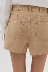 Short de jean color camel claro, de tiro alto, calce holgado, piernas anchas y con tablas.