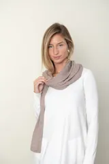 Pashmina de tejido suave con diseño asimétrico, cierre lateral con botón y acabado liso en color bordó.