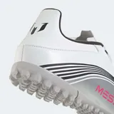Championes de fútbol Adidas F50 Messi Club, color blanco con detalles en plateado, negro y rosa.